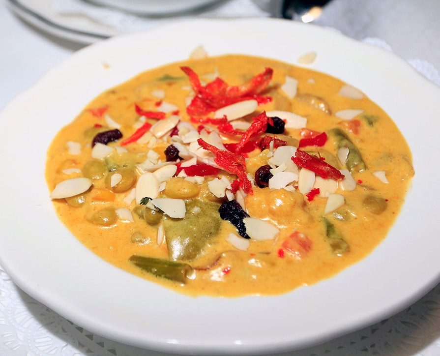 Golden korma with peppers and cashew