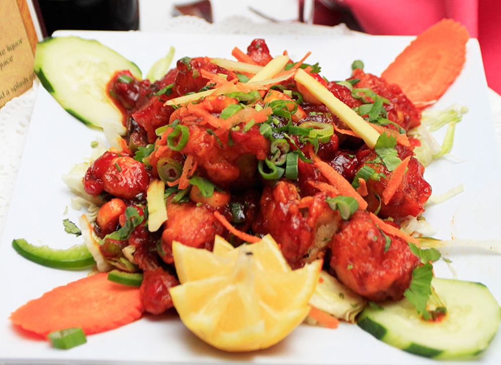 Chili chicken with cucumber and lemon